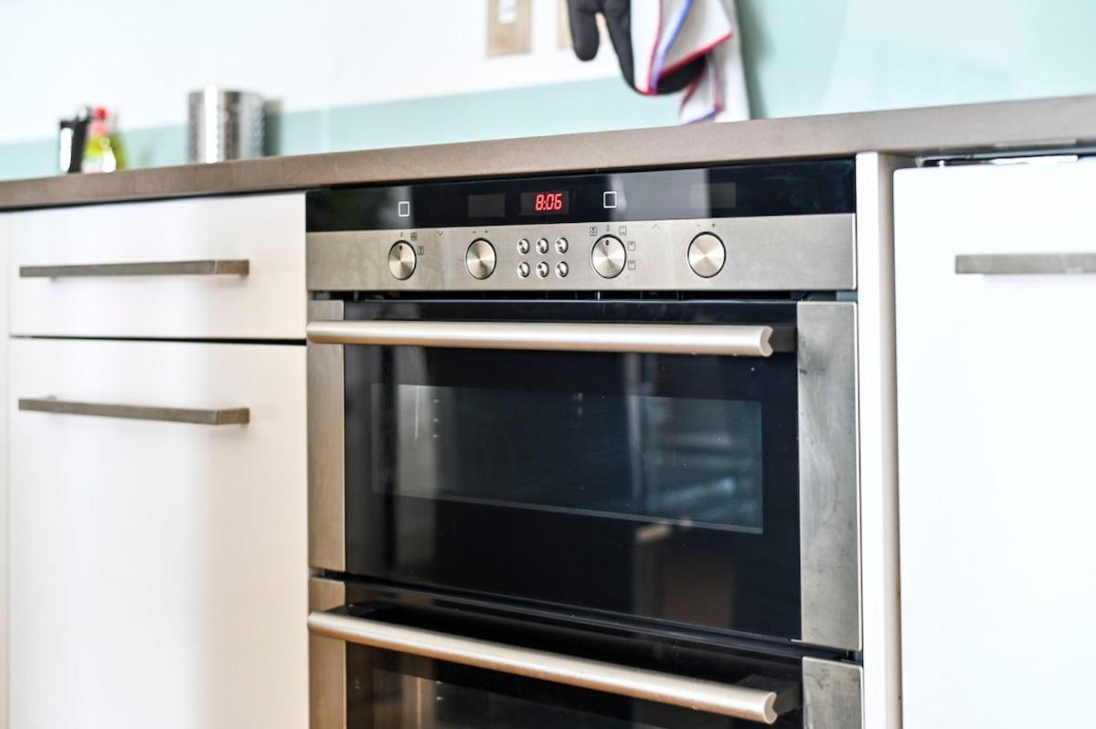 Luxury 3 Bed Next Victoria Station Apartment