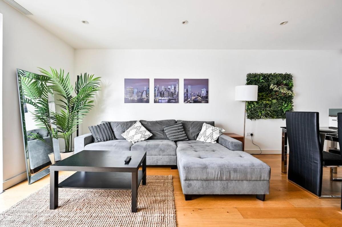 Luxury 3 Bed Next Victoria Station Apartment London